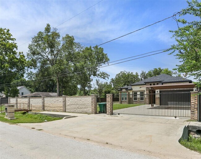 Building Photo - 6019 Shirley Ln