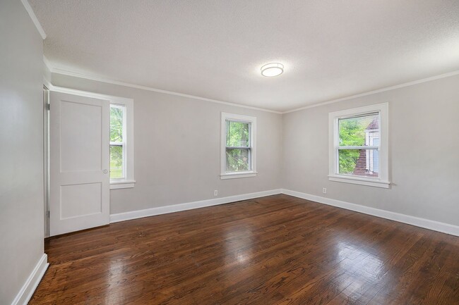 Building Photo - 2-bedroom, 1-bathroom duplex is located in...