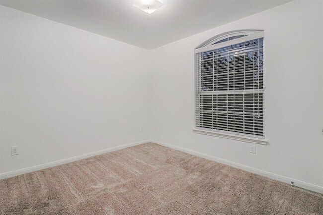 Building Photo - 1208 Bluffview Dr