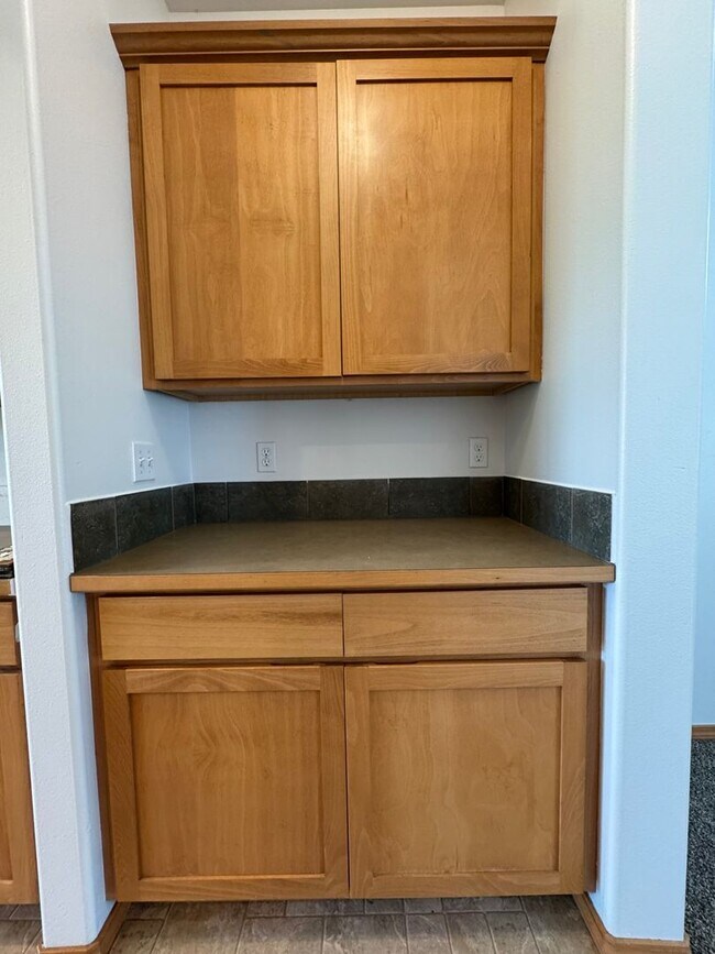 Building Photo - Large 4 Bed Rental in Established Neighborhood