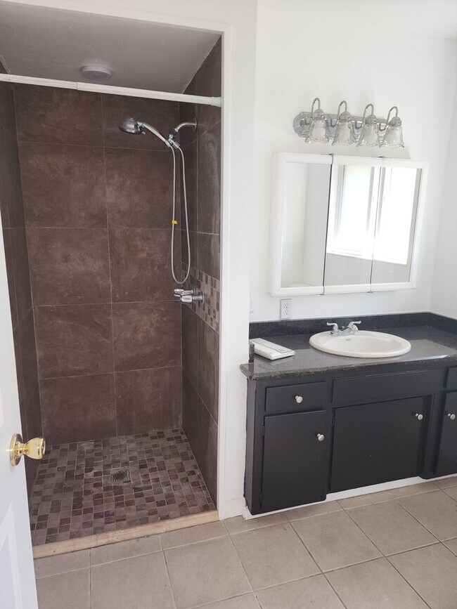 Building Photo - 3 Bedroom 2 Bathroom in court Near Somerse...