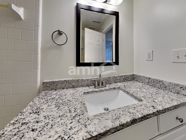 Building Photo - 582 Lullingstone Dr SE