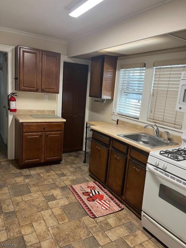 Building Photo - 136 E Main St