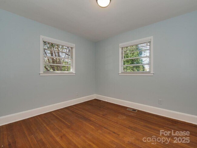 Building Photo - 943 Norland Rd