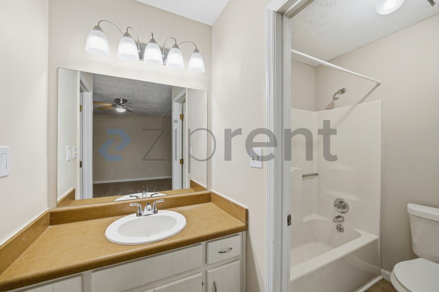 Building Photo - 5893 N Castlegate Dr