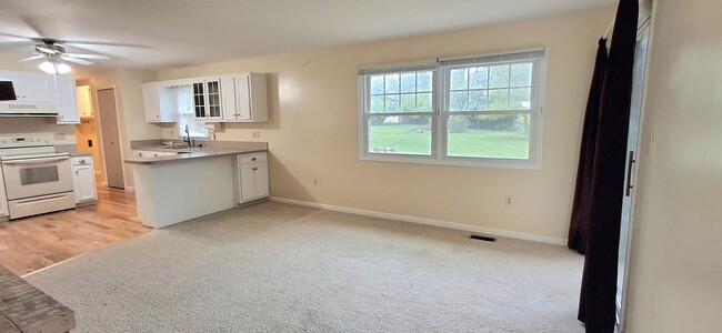 Building Photo - 3 Bedroom 2.5 Bathroom Available in Hummel...