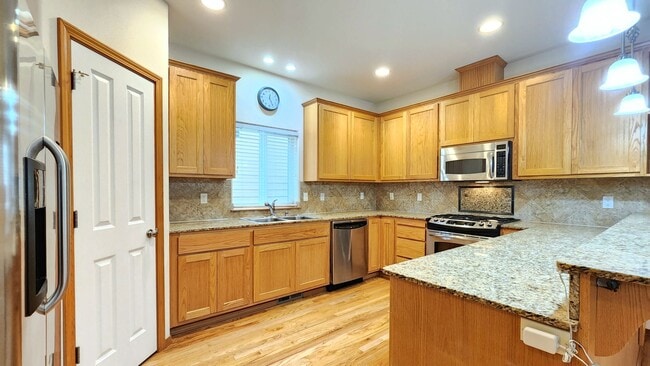 Primary Photo - Home in Everett 3 Beds 2.5 bath - Pet Frie...