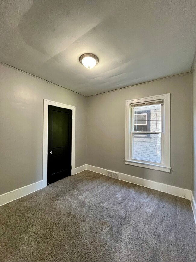 Building Photo - 170 Bondie St