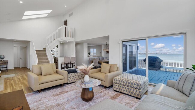 Building Photo - 552 Dune Rd