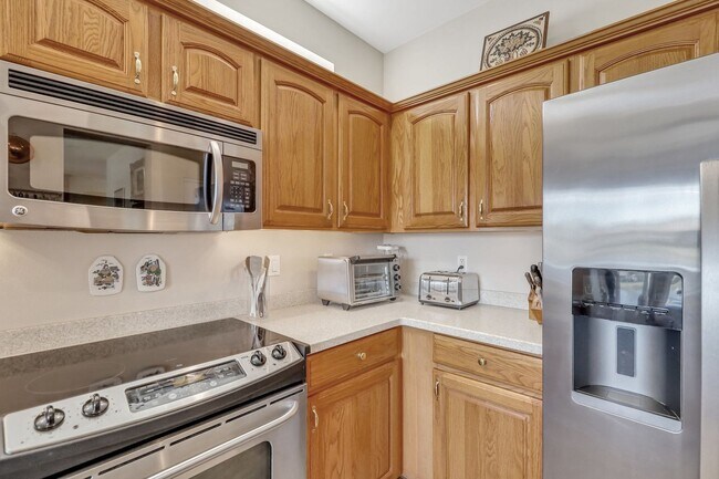 Building Photo - Charming 2 Bed, 2 Bath Rental with Lagoon Views in Sun City!