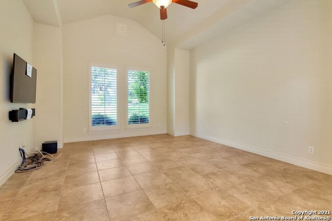 Building Photo - 4 Bedroom/4 Bath Champion Ridge Subdivision