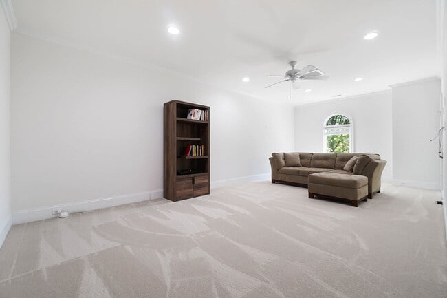 Building Photo - Luxury 5 Bedroom Retreat with Pool in Wedd...