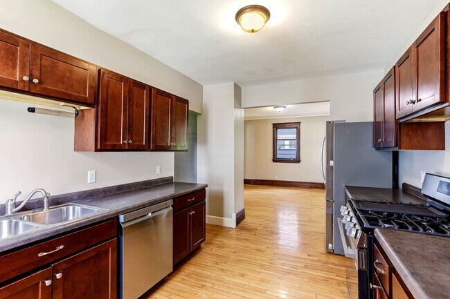 Building Photo - 884 Iglehart Ave