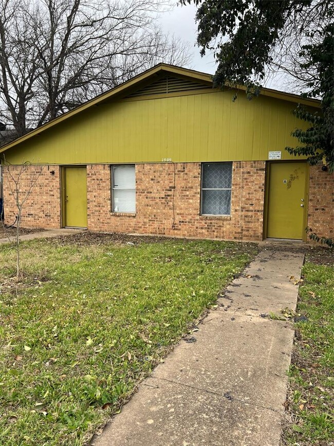 Building Photo - 1909 E Stassney Ln