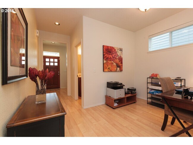 Entry - 1120 SE Tamora Ave