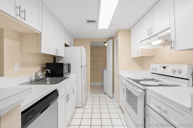 Building Photo - 9855 Westview Dr