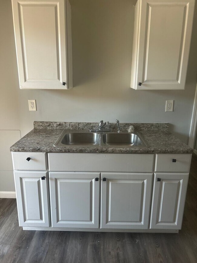 Building Photo - E. 185/Lake Shore 1 Bedroom *1/2 OFF SECURITY DEPOSIT SPECIAL*