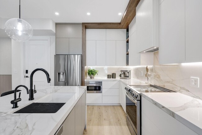 Building Photo - 200 NE 2nd Ave