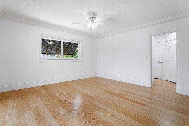 Building Photo - 150 SW 11th Ct