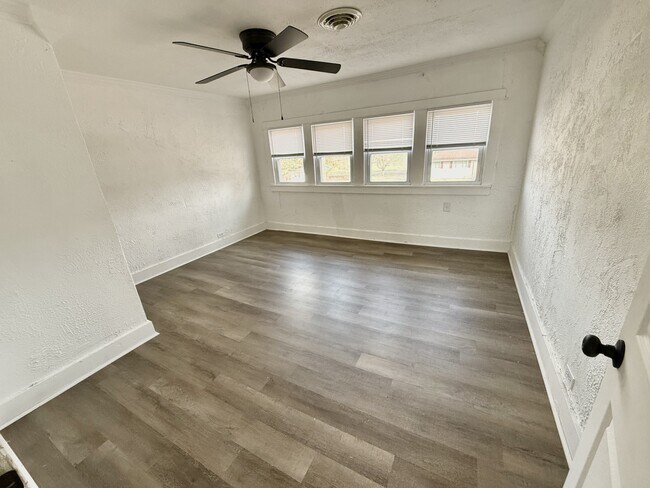 Building Photo - 408 Cox Dr