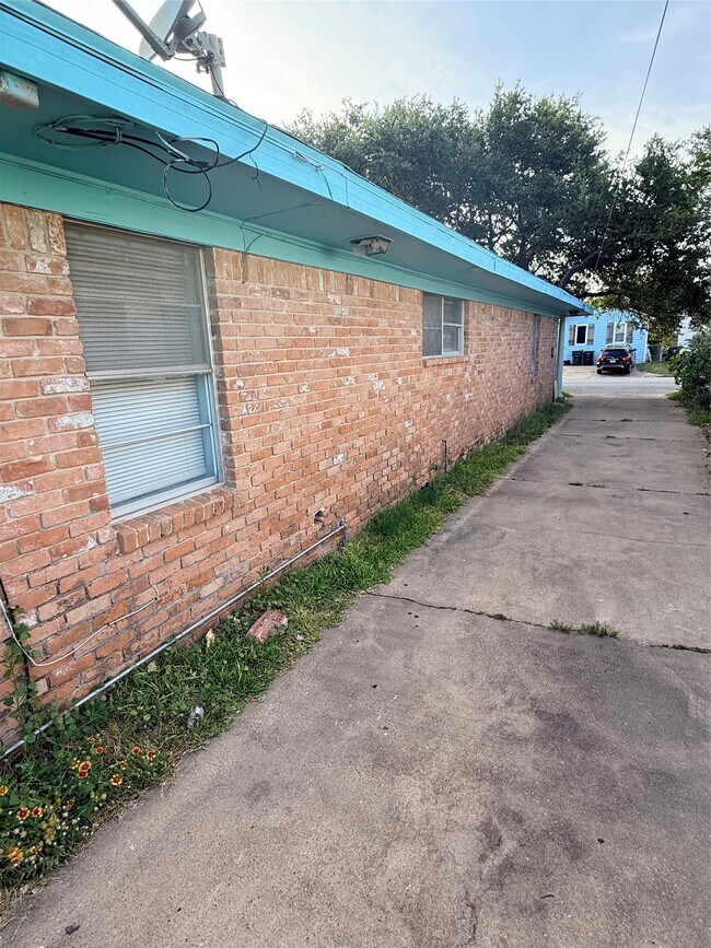 Building Photo - 5107 Avenue Q