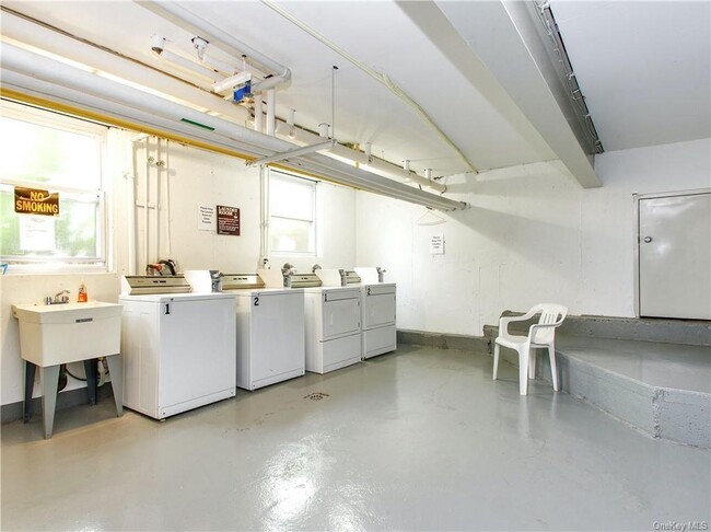 Building Photo - 504 Pelham Rd