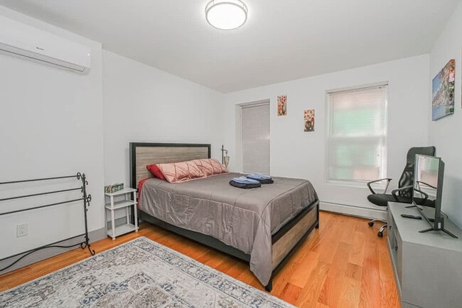 Building Photo - 479 Putnam Ave