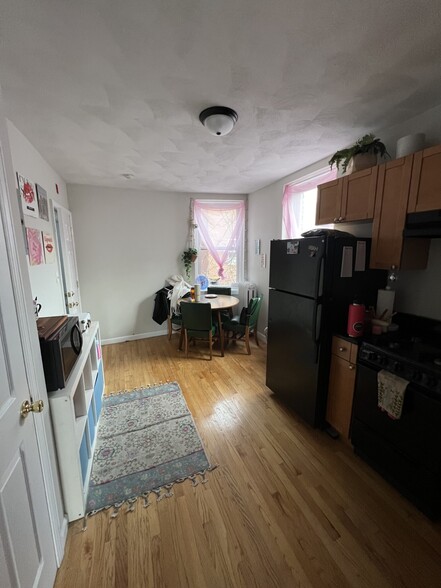 Primary Photo - 104 Warren St