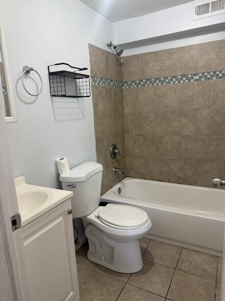 Full Bathroom 2 - 100 Granada Rd