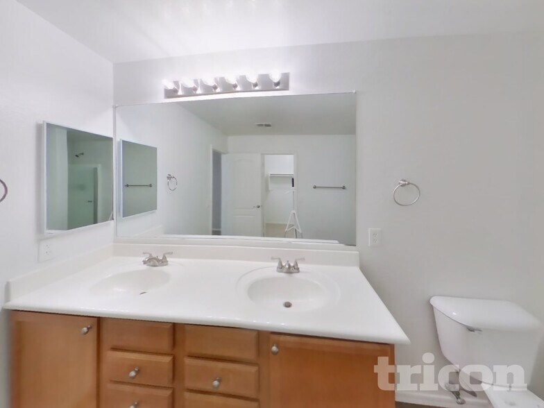 Building Photo - 9526 N 81st Dr