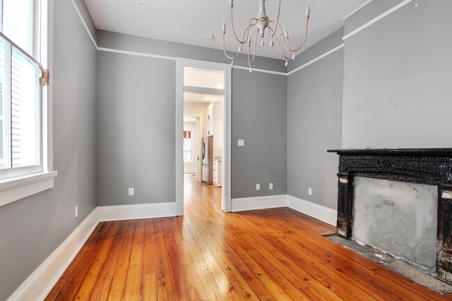 Building Photo - 3023 Banks- right