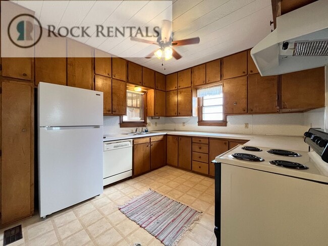 Building Photo - 2 Bed 1 Bath Country Home with New Basement