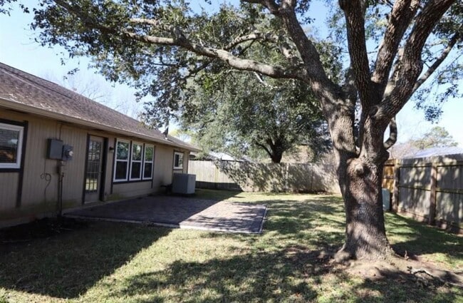 Building Photo - 15815 Pilgrim Hall Dr