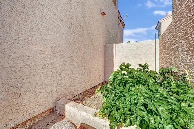 Building Photo - 2705 Meander
