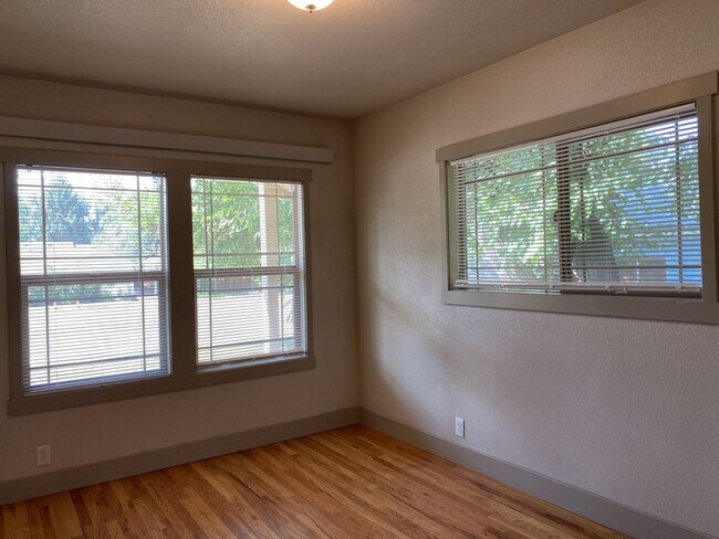 Building Photo - STUDENTS WELCOME! Charming 3 Bed 2 Bath Single Family Home in Old Town