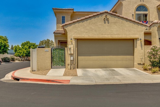 Building Photo - 1367 S Country Club Dr