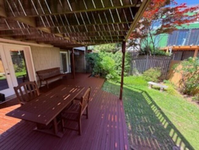 Building Photo - *DREAM LOCATION* 6BR Completely Renovated Duplex