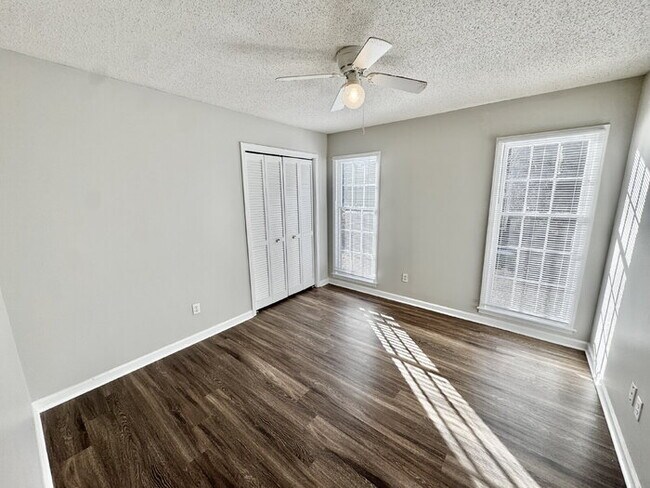 Building Photo - 6843 Amersham Dr