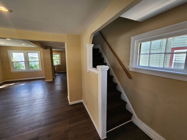 Building Photo - Charming 3-Bedroom Property In Prime location