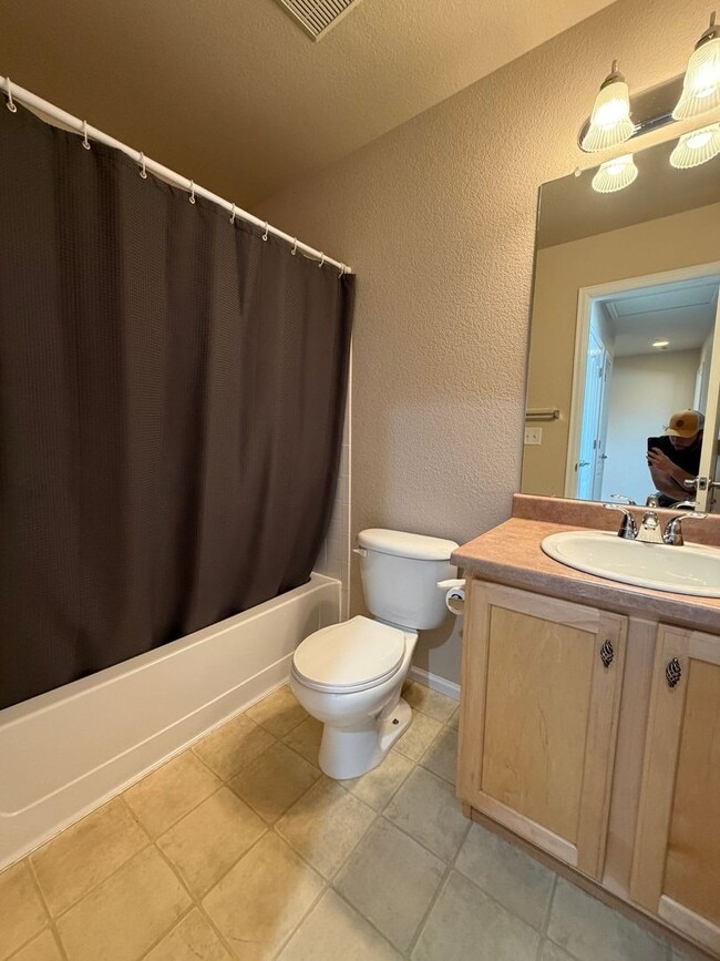 Building Photo - Delightful 3BD/2BA Townhome in Erie with Fresh Paint and New Flooring