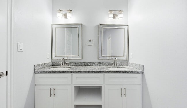 Building Photo - New Rental! Updated 3-bedroom/2 bath town home