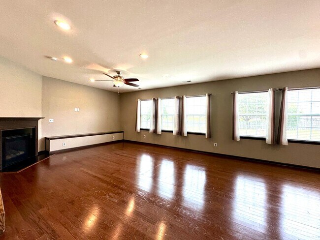 Building Photo - 8019 Kelburn Ln
