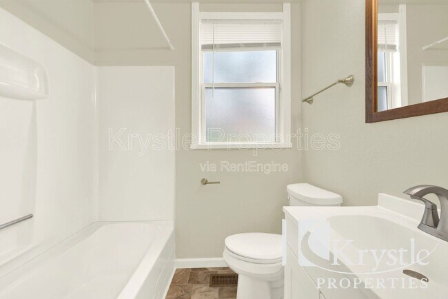 Building Photo - 1047 Valle Vista Ave