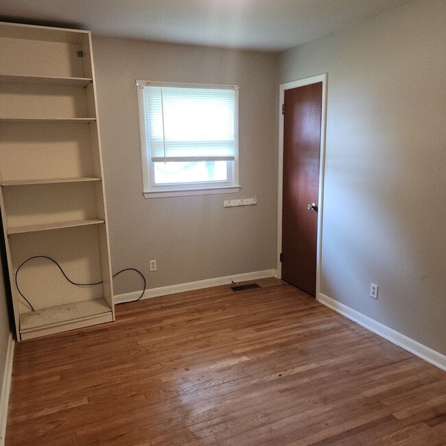Building Photo - Small 2 Bedroom, 1 Bath House FOR RENT in ...