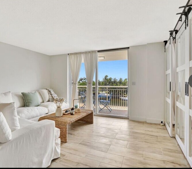 Building Photo - 1050 Hillsboro Mile