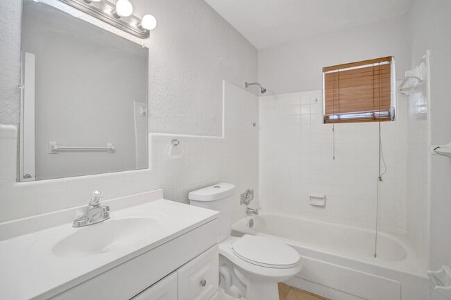 Building Photo - Spacious and beautiful home with a fenced backyard!