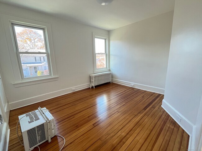 Building Photo - 35 Lindbergh St