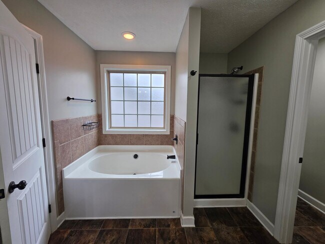 Building Photo - Pick Your Own Move-In Special!