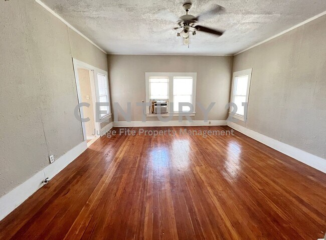 Building Photo - Great 1/1 Efficiency Apartment Within Walk...