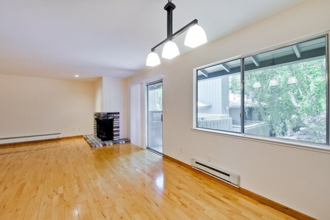 Building Photo - Very Spacious 2BR 2BA Condo in the Heart o...